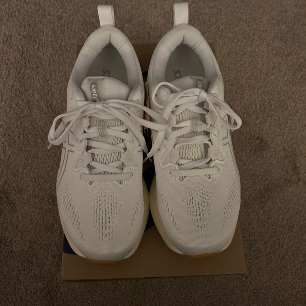 NWT New ASICS White Gel Cumulus Sneakers sz 9